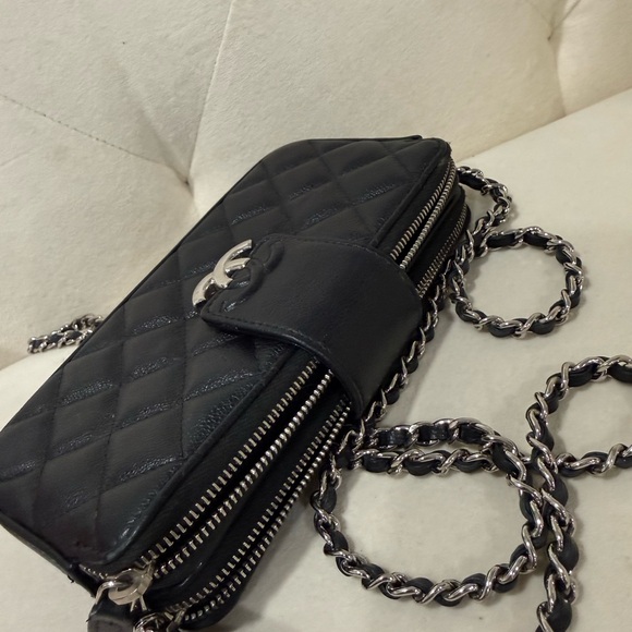 Chanel Black Quilted Leather crossbody Bag - Picture 6 of 14